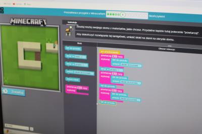 widok na platformę code.org - na ekranie widać kod