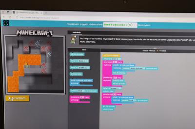widok na platformę code.org - na ekranie widać kod