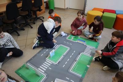 Uczniowie uczestniczący zajęciach sztucznej inteligencji.