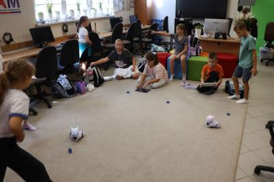 Uczniowie uczestniczą w zajęciach robotyki z użyciem robota Photona