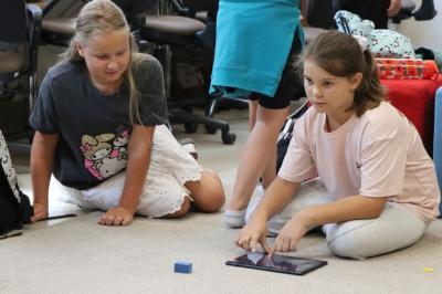 Uczniowie uczestniczą w zajęciach robotyki z użyciem robota Photona