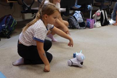 Uczniowie uczestniczą w zajęciach robotyki z użyciem robota Photona