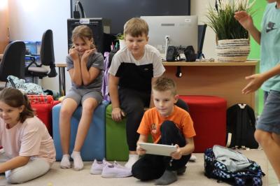 Uczniowie uczestniczą w zajęciach robotyki z użyciem robota Photona