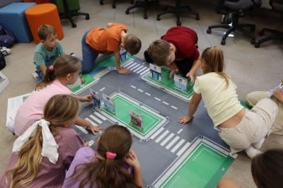Uczniowie uczestniczą w zajęciach robotyki z użyciem robota Photona