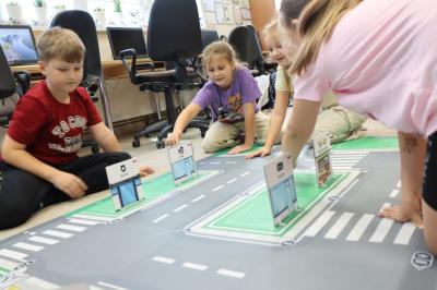 Uczniowie uczestniczą w zajęciach robotyki z użyciem robota Photona