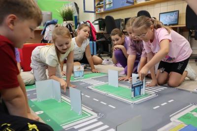 Uczniowie uczestniczą w zajęciach robotyki z użyciem robota Photona