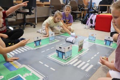 Uczniowie uczestniczą w zajęciach robotyki z użyciem robota Photona