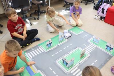 Uczniowie uczestniczą w zajęciach robotyki z użyciem robota Photona