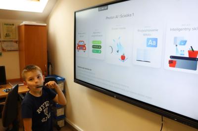 Uczniowie obsługują monitor interaktywny.