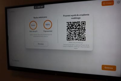 Uczniowie obsługują monitor interaktywny.