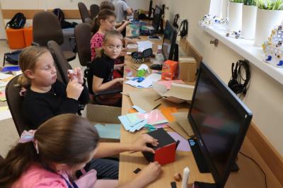 Uczniowie wykonują budynki do makiety