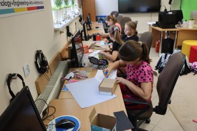 Uczniowie wykonują budynki do makiety