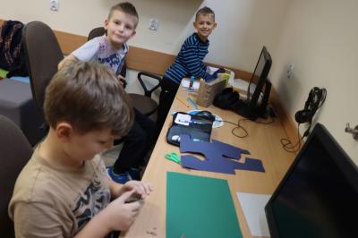 Uczniowie wykonują budynki do makiety