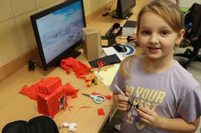 Uczniowie wykonują budynki do makiety