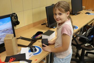 Uczniowie wykonują budynki do makiety