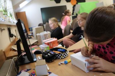 Uczniowie wykonują budynki do makiety