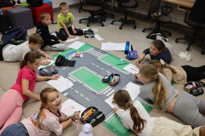 Uczniowie uczestniczą w zajęciach robotyki z użyciem robota Photona