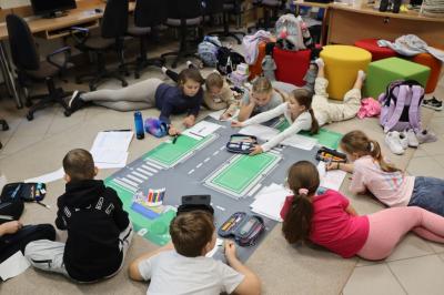 Uczniowie uczestniczą w zajęciach robotyki z użyciem robota Photona