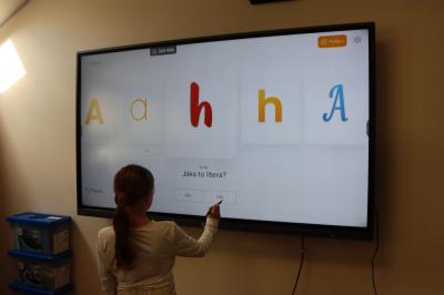 Uczniowie obsługują monitor interaktywny.