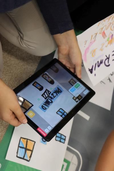 Uczniowie uczestniczą w zajęciach robotyki z użyciem robota Photona