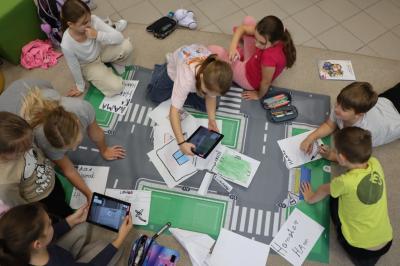 Uczniowie uczestniczą w zajęciach robotyki z użyciem robota Photona