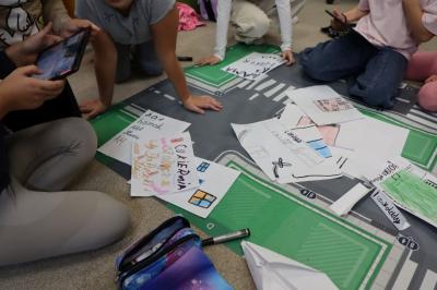 Uczniowie uczestniczą w zajęciach robotyki z użyciem robota Photona