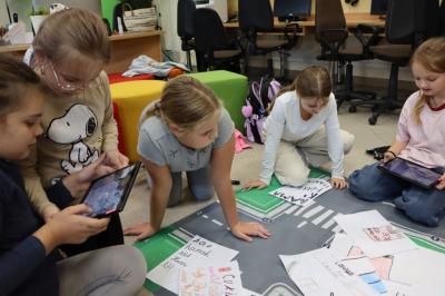 Uczniowie uczestniczą w zajęciach robotyki z użyciem robota Photona