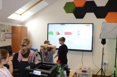 Uczniowie obsługują monitor interaktywny.