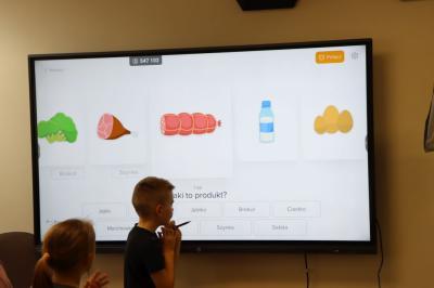 Uczniowie obsługują monitor interaktywny.