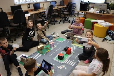 Uczniowie uczestniczą w zajęciach robotyki z użyciem robota Photona