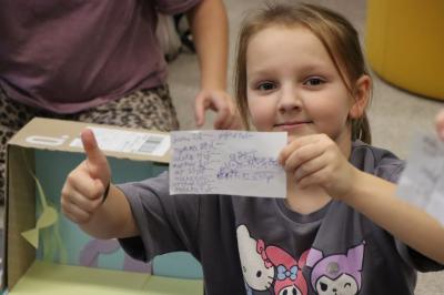 Uczniowie uczestniczą w zajęciach robotyki z użyciem robota Photona