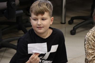 Uczniowie uczestniczą w zajęciach robotyki z użyciem robota Photona