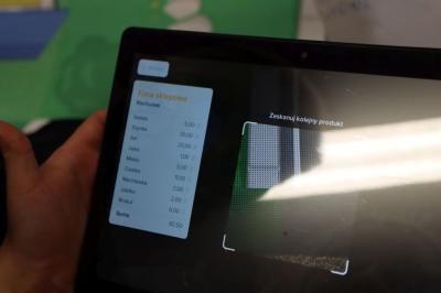 Uczniowie uczestniczą w zajęciach robotyki z użyciem robota Photona