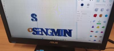 Uczniowie projektują w programie tinkercad.