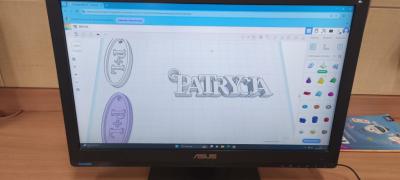 Uczniowie projektują w programie tinkercad.