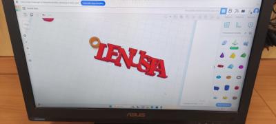 Uczniowie projektują w programie tinkercad.
