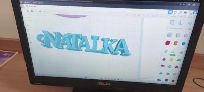 Uczniowie projektują w programie tinkercad.