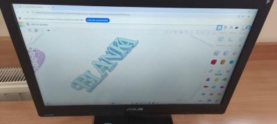 Uczniowie projektują w programie tinkercad.