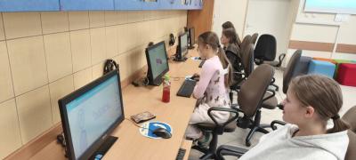 Uczniowie projektują w programie tinkercad.