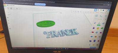 Uczniowie projektują w programie tinkercad.