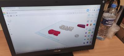 Uczniowie projektują w programie tinkercad.