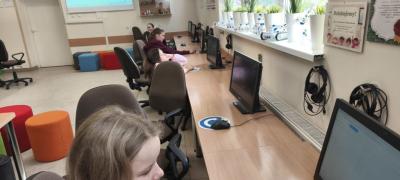 Uczniowie projektują w programie tinkercad.