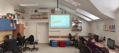 Uczniowie projektują w programie tinkercad.