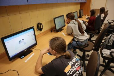 Uczniowie projektują w programie tinkercad.