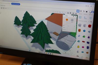 Uczniowie projektują w programie tinkercad.