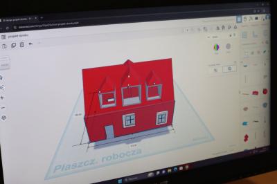 Uczniowie projektują w programie tinkercad.