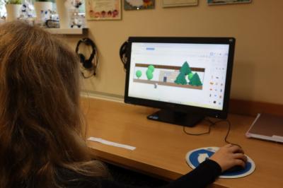 Uczniowie projektują w programie tinkercad.