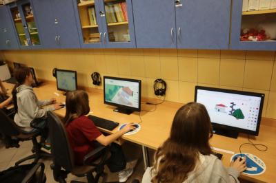 Uczniowie projektują w programie tinkercad.