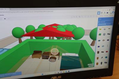 Uczniowie projektują w programie tinkercad.