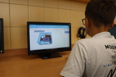 Uczniowie projektują w programie tinkercad.